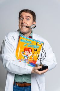 Sosteniendo el volumen 1 de Música... ¡y acción!