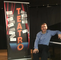 Al lado de un piano sobre el escenario de un teatro